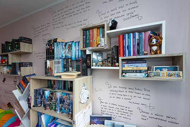 Mladičká spisovatelka Theresa Endris má pokoj v Praze plný fantasy knih