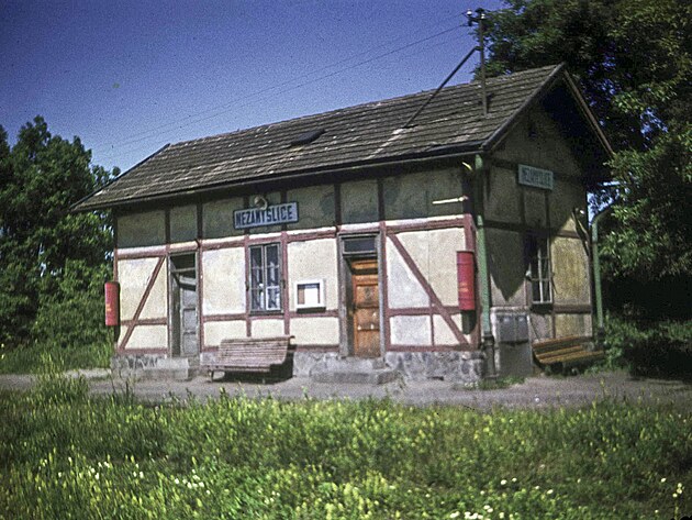 Pvodn hrzdn budova mstnho ndra v Nezamyslicch (1974)