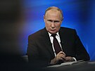 Ruský prezident Vladimir Putin bhem tradiní televizní debaty s národem (14....