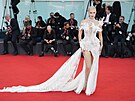 Here�ka Polina Nioly Pushkareva v tém�� and�lské rób� s vysokým rozparkem...