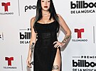 Argentinská písni�ká�ka Nicki Nicole do spole�nosti vynesla �erné �aty s...
