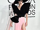 Kanadská modelka Coco Rocha v extravagantní rób� na módní p�ehlídce v New Yorku.