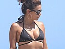 Here�ka Eva Longoria na rodinné dovolené se synem oblékla �erné bikiny zdobené...