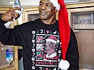 Herec a zápasník Mike Tyson s vánoním svetrem, na kterém je vyobrazen on sám.