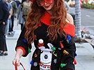 Profesionální celebrita Phoebe Price vyrazila do ulic Hollywoodu ve vánoním...