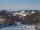 Pohled od hradu pes zamrzlou hladinu Starozámeckého rybníka k Borotínu