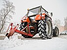 Traktor s radlicí odhrnuje sníh ve Zbýov na Brnnsku. (10. prosince 2023).