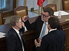 Petr Fiala, Zbynk Stanjura a Petr Hladík diskutují v Poslanecké snmovn. (13....