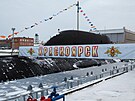 Pohled na ruskou ponorku na jaderný pohon Krasnojarsk v lodnici Sevma ve...