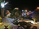 Jedine�n� v�no�n� v�zdoba do Kladrub l�k� tis�ce lid�. Rozsv�cen� je ka�d� den...