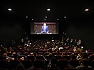 Lidé zaplnili kino, aby sledovali projev polského premiéra. Mateusz Morawiecki...