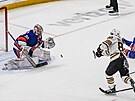 Branká NY Islanders Ilja Sorokin zasahuje proti stele Davida Pastráka z...