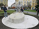 Instalace sochy krlovhradeckho starosty Ulricha.  na snmku z 8. listopadu...
