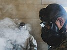 Amerití vojáci pi simulovaném útoku CS plynem bhem cviení v kempu Pendleton...