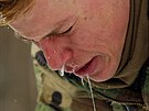 Americký voják elí pi cviení ve Fort Drum následkm úinku CS plynu (16....