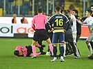 Rozhodí Halil Umut Meler leí na zemi po skonení zápasu turecké fotbalové...
