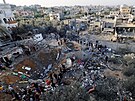 Palestinci hledají obti na míst izraelských útok v Rafáhu na jihu Pásma...