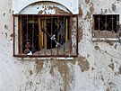 Palestinské eny vyhlíejí z domu pokozeného izraelským úderem v Rafáhu na...