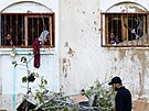 Palestinské eny vyhlíejí z domu pokozeného izraelským úderem v Rafáhu na...