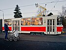 Do plze�sk�ch ulic se vr�tila v�no�n� tramvaj. Doprav�ci vyzdobili n�hradn�...