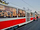 Do plze�sk�ch ulic se vr�tila v�no�n� tramvaj. Doprav�ci vyzdobili n�hradn�...