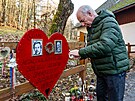 Lidé si pipomnli 12. výroí úmrtí prezidenta Václava Havla u jeho chalupy na...