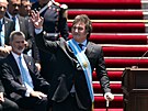 Argentinský prezident Javier Milei mává po slavnostní písaze ped Národním...