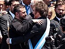 Argentinský prezident Javier Milei se objímá s ukrajinským prezidentem...