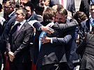 Argentinský prezident Javier Milei se objímá s bývalým brazilským prezidentem...