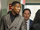 Americký herec Jonathan Majors p�ichází k soudu. Majors je odsouzen z napadení...
