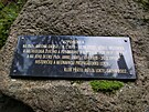 Pam�tn� deska v loketsk�ch les�ch p�ipom�naj�c� Antona Gnirse a jeho dceru Annu...
