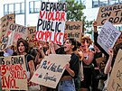 Ve francouzském Marseille protestovala proti Gérardu Depardieu obvinnému z...