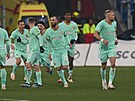 Fotbalisté Slavie se radují z gólu Micka van Burena (vpravo) bhem zápasu proti...