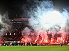 Fotbalisté Sparty se radují spolu s fanouky po vítzství nad Teplicemi.