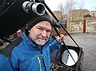 Malí Petr Mirev na své astronomické zahrádce u dalekohled, které si ve...
