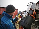 Malí Petr Mirev na své astronomické zahrádce u dalekohled, které si ve...