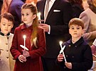 Princ George, princezna Charlotte a princ Louis na tradiním zpívání vánoních...