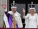Krá Karel III. s chotí mávají po korunovaci z balkonu Buckinghamského paláce...