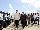 Venezuelský prezident Nicolás Maduro (vlevo) pichází na setkání s guayanským...