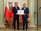 Nový premiér Donald Tusk (vpravo) sloil u polského prezidenta Andrzeje Dudy...
