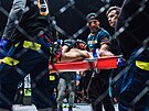 Nmecko-gruzínský zápasník Niko Samsonidze opoutí klec na nosítkách poté, co...