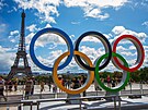 Olympijské kruhy ped Eiffelovou ví.