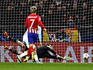 Antoine Griezmann (7) stílí gól a posílí Atlético do vedení nad Laziem.