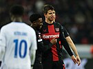 Adam Hlo�ek z Bayeru Leverkusen oslavil sv�j gól se spoluhrá�i.
