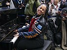 Americká zpvaka Alicia Keys vystoupila na londýnském nádraí St. Pancras....