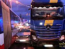 Nehoda v Lidické ulici v Plzni. Srazilo se tu osobní auto s kamionem a...
