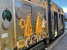 Do vánoní tramvaje v Plzni narazil v pondlí ráno náklaák. Zda sváten...