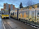 Do vánoní tramvaje v Plzni narazil v pondlí ráno náklaák. Zda sváten...