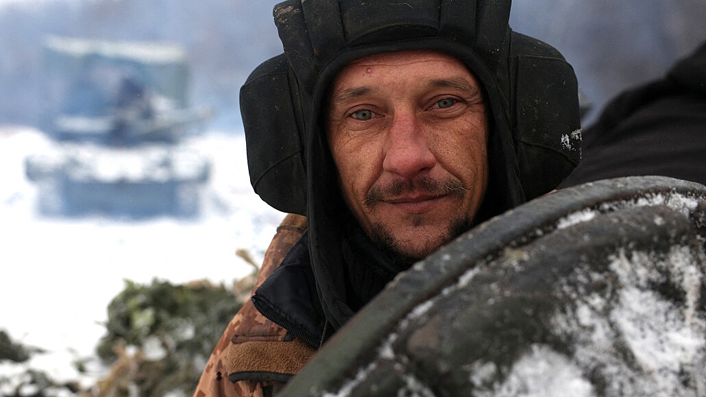 Ukrajinský tankista na front nedaleko Bachmutu  v Doncké oblasti (13....