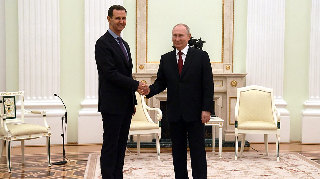 Ruský prezident Vladimir Putin si potásá rukou se syrským prezidentem Baárem...